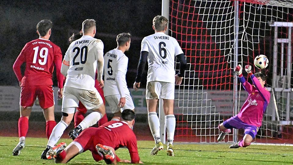 Moritz Willis (Nummer 9, am Boden) beteiligte sich mit einem Kopfball-Doppelpack beim SV Mering II an einem verdienten 3:0-Auswärtssieg für den TSV Merching.