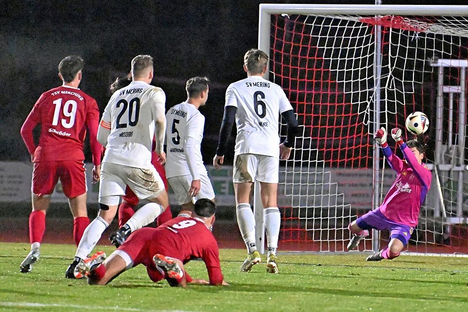 Moritz Willis (Nummer 9, am Boden) beteiligte sich mit einem Kopfball-Doppelpack beim SV Mering II an einem verdienten 3:0-Auswärtssieg für den TSV Merching. Moritz Willis (Nummer 9, am Boden) beteiligte sich mit einem Kopfball-Doppelpack beim SV Mering II an einem verdienten 3:0-Auswärtssieg für den TSV Merching.