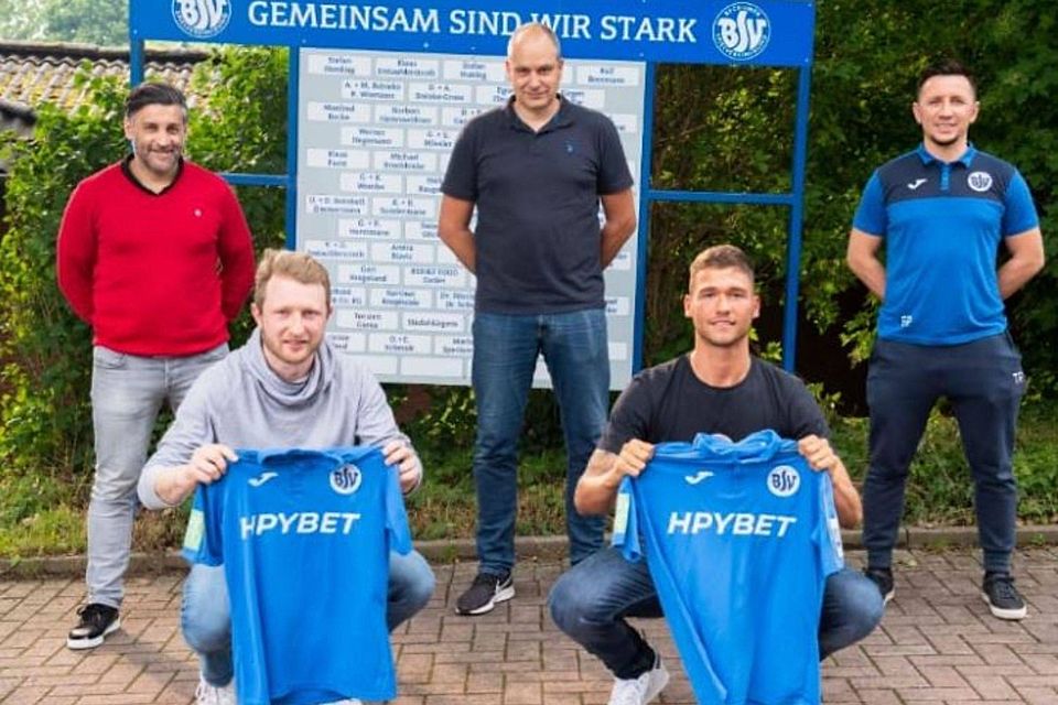 Neues Team: Trainer Taverna (l.), Oliver Eichstädt (m.) und der Sportliche Leiter Enver Rama (r.) präsentierten die Neuzugänge Migov (vorne links) und Gieseker (vorne rechts).