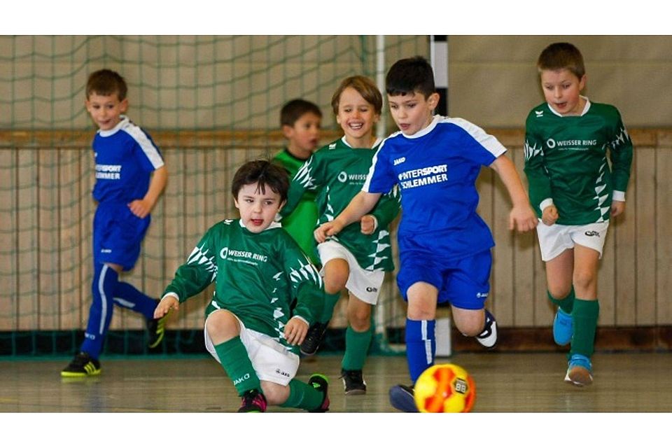 Die Jüngsten am Ball: Die Bambini des FSV Bretzenheim (in blauen Trikots) hatten es auch mit Waldalgesheim zu tun.