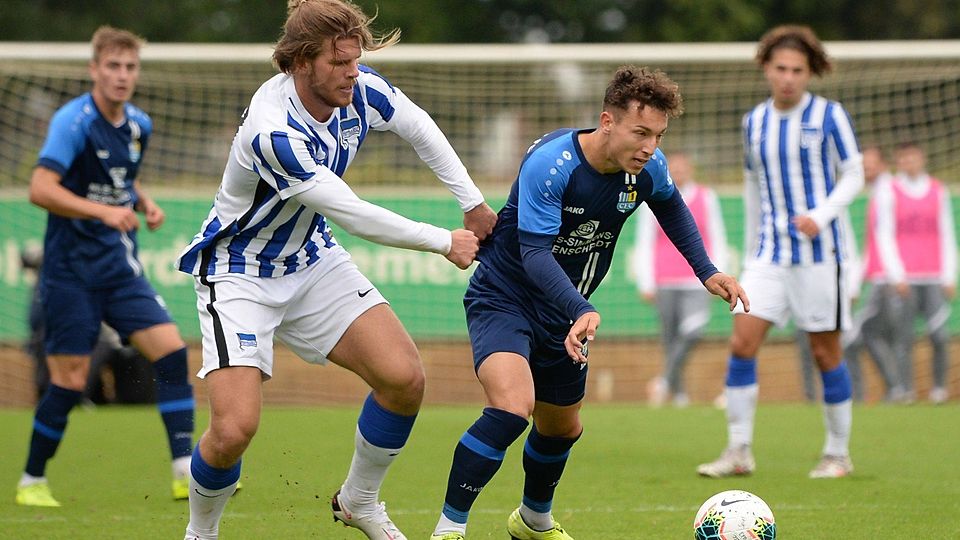 Florian Baak (links im blau-weißen Trikot) verlässt Hertha BSC und wechselt in die Schweiz.