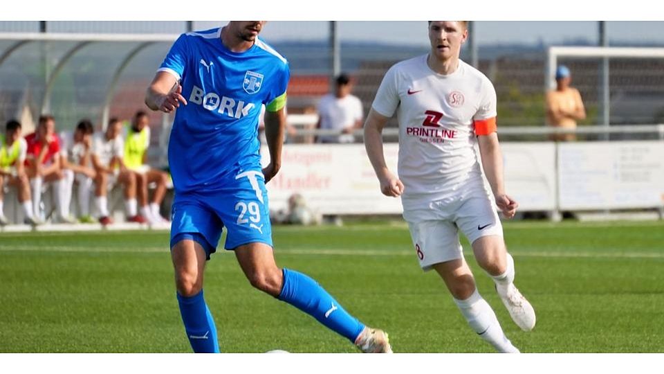 Auch er trägt sich beim 6:3-Schützenfest seines FC Cleeberg in der Fußball-Gruppenliga in die Torschützenliste ein: Nico Rosenkranz (l.), der auf das zwischenzeitliche 4:0 gegen den FV Breidenbach stellt. (Archivbild) © Peter Bayer