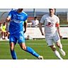 Auch er trägt sich beim 6:3-Schützenfest seines FC Cleeberg in der Fußball-Gruppenliga in die Torschützenliste ein: Nico Rosenkranz (l.), der auf das zwischenzeitliche 4:0 gegen den FV Breidenbach stellt. (Archivbild) © Peter Bayer