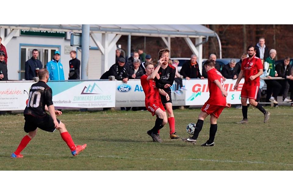  Der Oberwetzer Benedikt Richter (l.) und Hohenahrs Michael Kollmann rasseln aneinander, während Fabian Zimmermann den Ball für die 65 Minuten lang tapfer in Unterzahl verteidigende Reserve der Dreier-SG lieber mal wegschlägt. Foto: Christian Halling