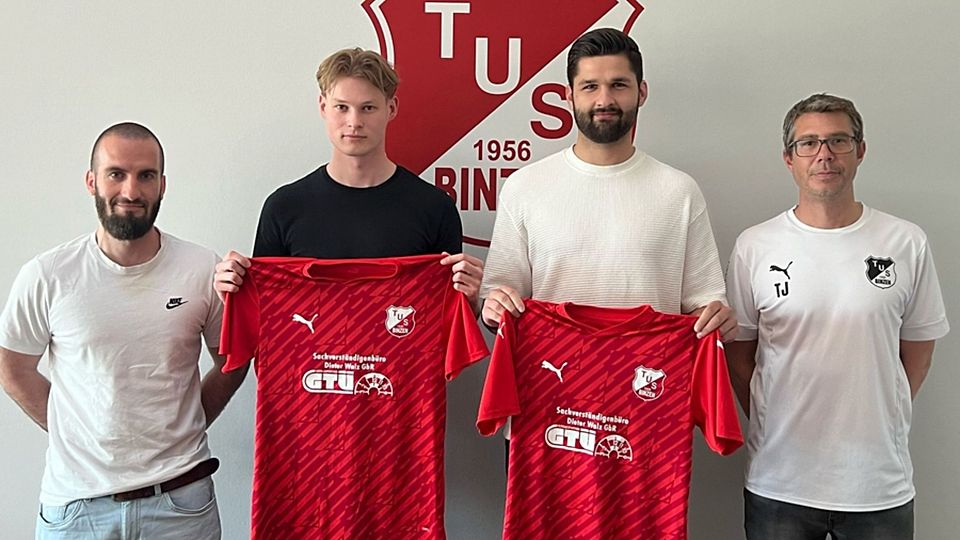 Von links: der künftige Trainer des TuS Binzen, Manuel Schwarz, die beiden Neuzugänge Joshua Kopp und Patrick Baumgartner sowie TuS-Sportchef Tobias Jehle | Foto: TuS Binzen