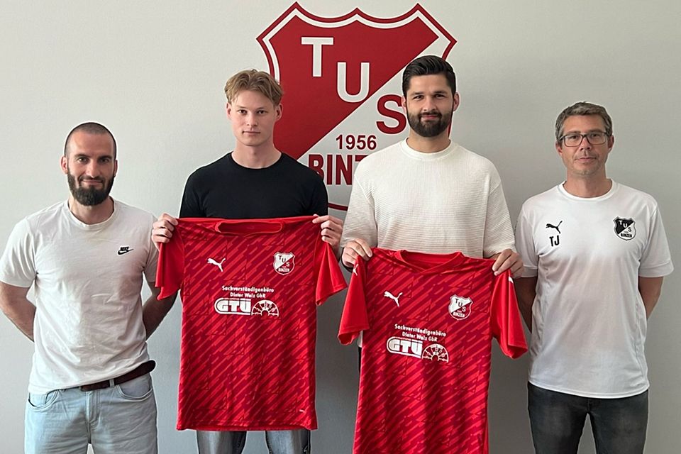 Von links: der künftige Trainer des TuS Binzen, Manuel Schwarz, die beiden Neuzugänge Joshua Kopp und Patrick Baumgartner sowie TuS-Sportchef Tobias Jehle | Foto: TuS Binzen