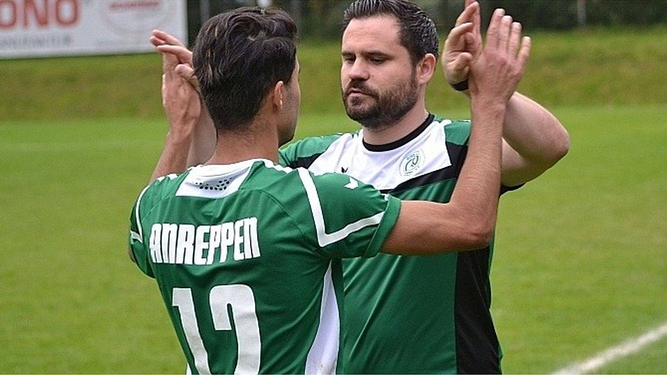 Anreppens Benjamin Demir (l.) klatscht nach seiner Auswechselung Coach Tobias Tschernik (r.) ab.