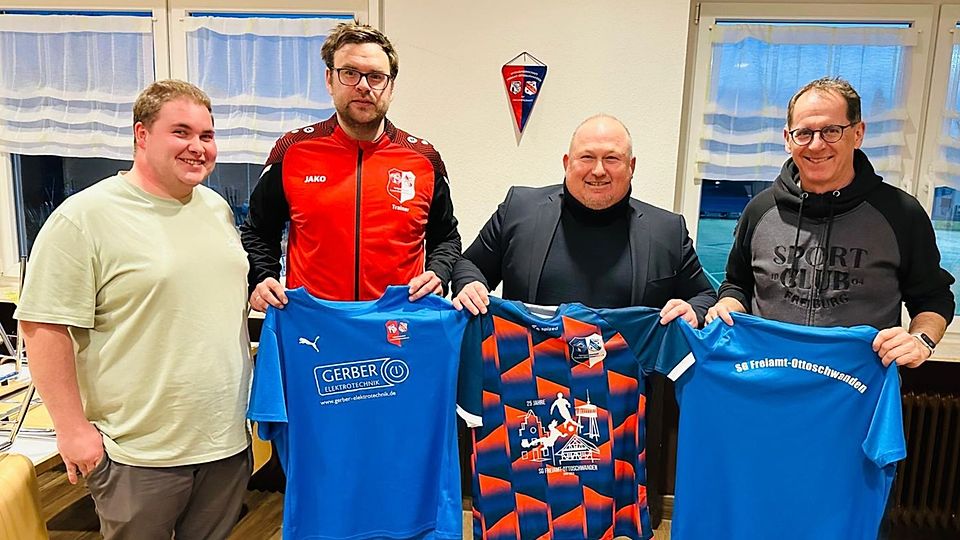 Patrick Blust, der erste Vorstand des SV Ottoschwanden (links), und Bernd Kern, erster Vorstand des SC Freiamt e. V. (rechts), begrüßen den künftigen Cheftrainer der SG-Frauenmannschaft, Oktay Lülleci (Zweiter von rechts), und seinen Co-Trainer Andreas Kern