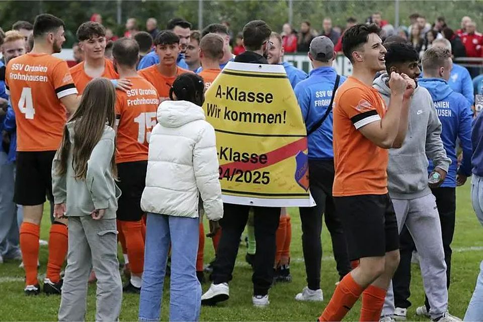 Der "Umhang" verdeutlicht, worum es in diesem Spiel ging. Nach dem Schlusspfiff feiern Spieler und Anhang des SSV Frohnhausen den Aufstieg in die A-Liga. © Lorenz Pietzsch