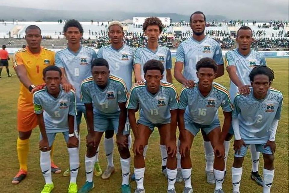 Sticht hervor, nicht nur wegen der Haarfarbe: Charmaine Häusl (Foto oben, 3.v.l. hinten) ist der einzige Nationalspieler der Seychellen, der im Ausland spielt.