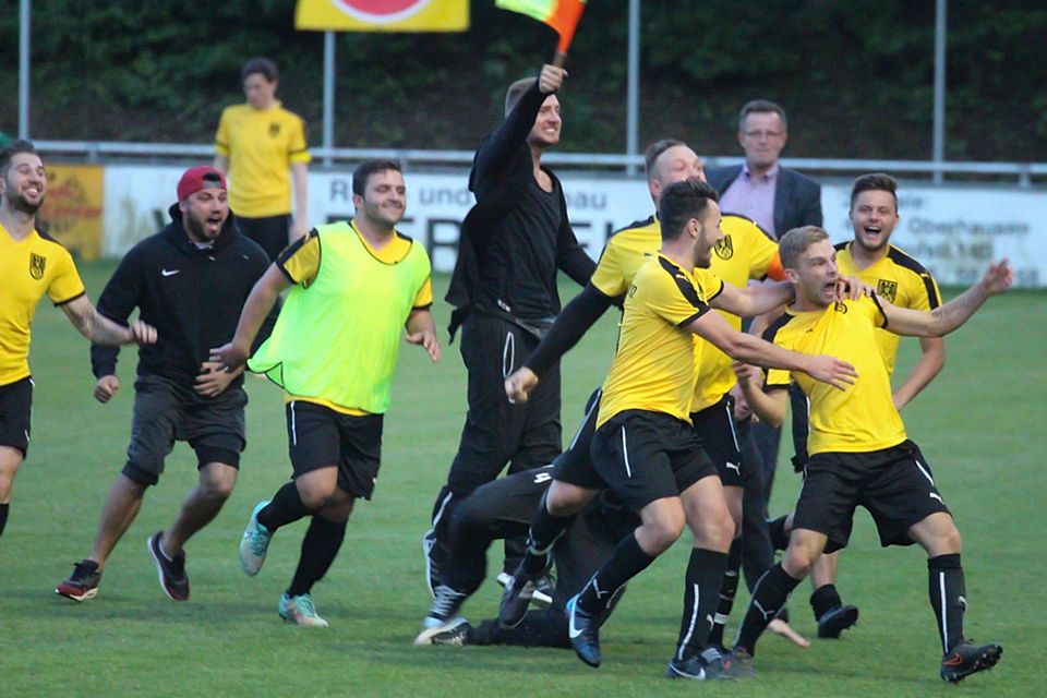 Kevin Hesse (rechts) ist nach seinem Last Minute Treffer nicht mehr zu halten.