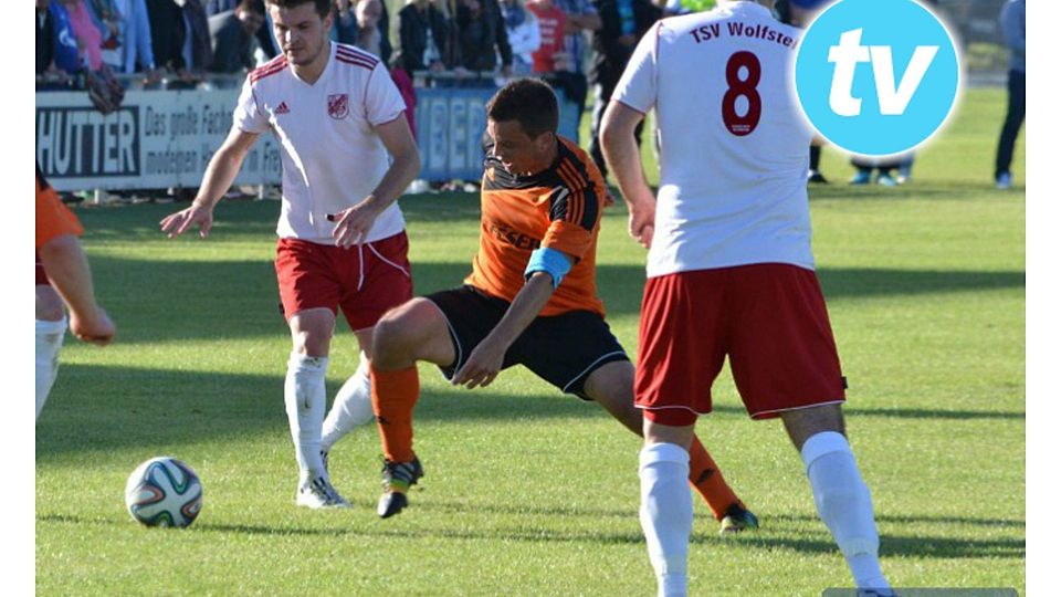 Darf es ein bisschen mehr(chel) sein? Der Torjäger Nummer eins der Kreisliga Ost, Andreas Merchel (am Ball), legte im Relegationsspiel gegen Schwabach noch zwei Treffer obendrauf. Foto: Philip Hauck