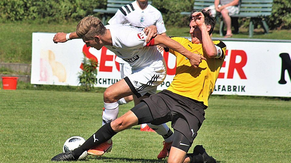 Marcel Pietruska (links) und der TSV Friedberg kassierten gegen den TSV Ottobeuren eine unnötige 1:2-Niederlage.