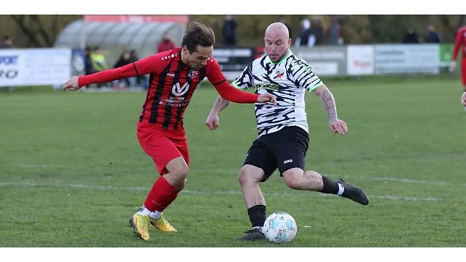 Spielertrainer Enis Sadikovic (links) sollte mit dem FSV Buchenau in Hommertshausen gewinnen, um nach dem TSV Caldern (rechts Mischa Trier) nicht auch noch Vatanspor Dautphe aus den Augen zu verlieren. © Jens Schmidt