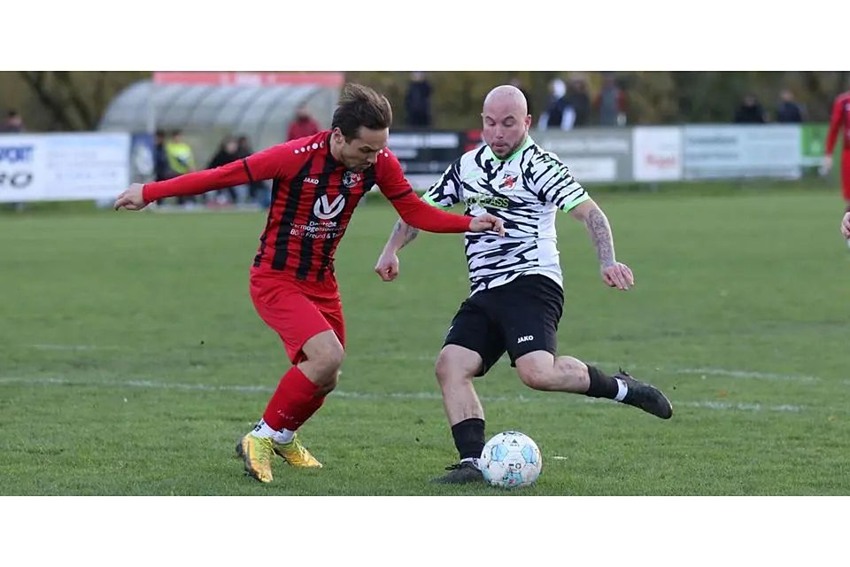 Spielertrainer Enis Sadikovic (links) sollte mit dem FSV Buchenau in Hommertshausen gewinnen, um nach dem TSV Caldern (rechts Mischa Trier) nicht auch noch Vatanspor Dautphe aus den Augen zu verlieren. © Jens Schmidt