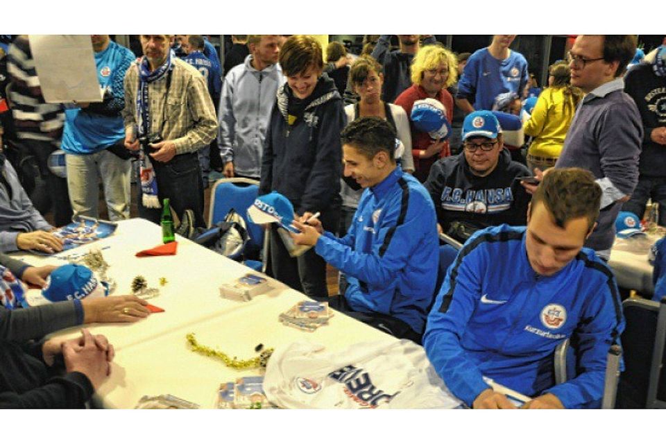 Autogramm- und Foto-Wünsche erfüllten die Hansa-Profis Soufian Benyamina (links) und Tobias Jänicke den Massen im Ostseestadion. Marie Boywitt