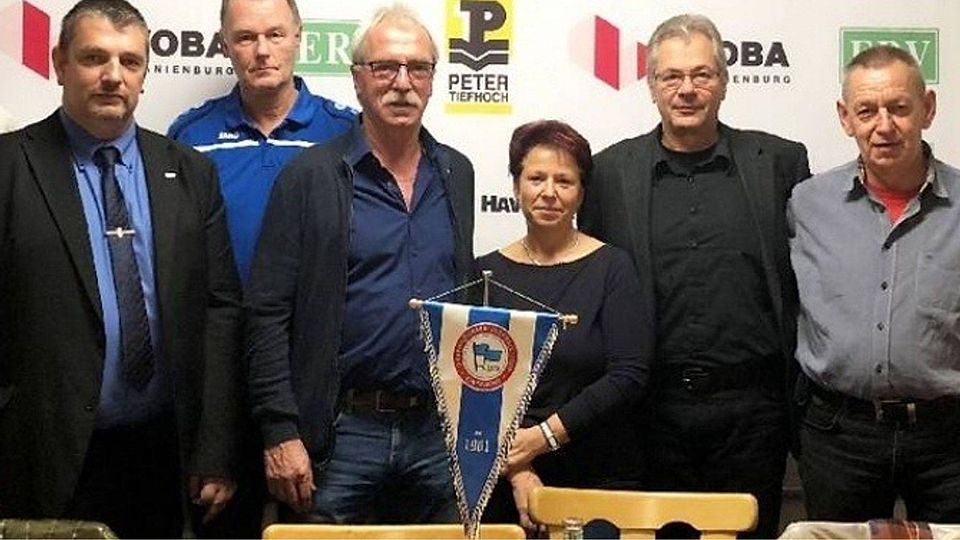 Der alte ist der neue beim OFC Eintracht: Vorsitzender ist auch weiterhin Jürgen Peter (2. von rechts). © Foto: Steffen Kretschmer