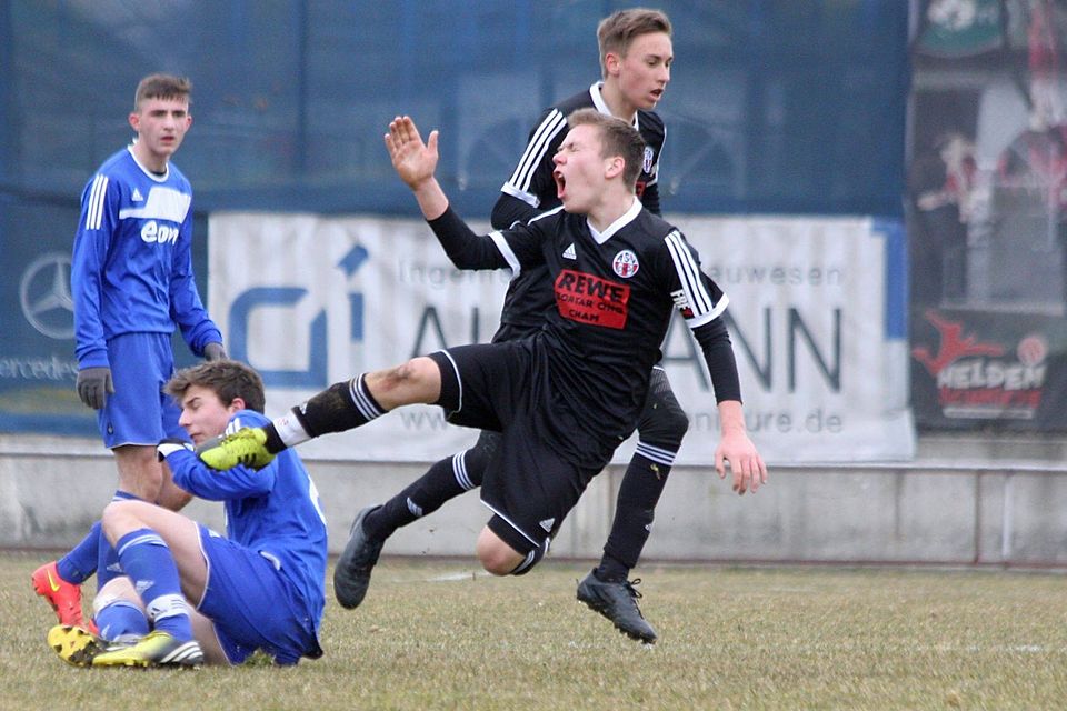 Lukas Perlinger (re.) konnte oft nur per Foul gestoppt werden. F: Groitl
