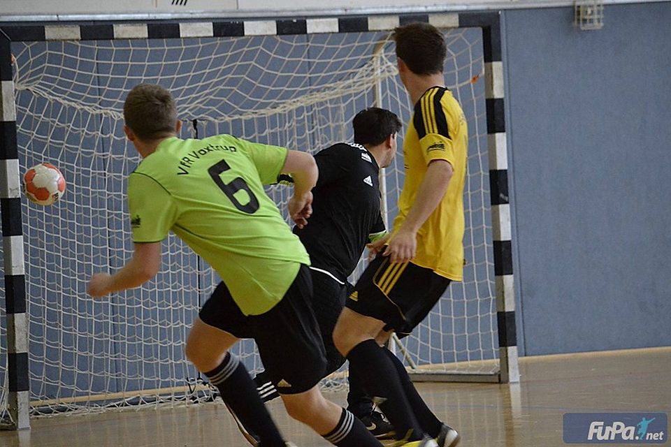 Der kleine, sprungreduzierte Ball sowie Handballtore gehören beim Futsal zu den auffälligsten Unterschieden Foto: Nico-Andreas Paetzel