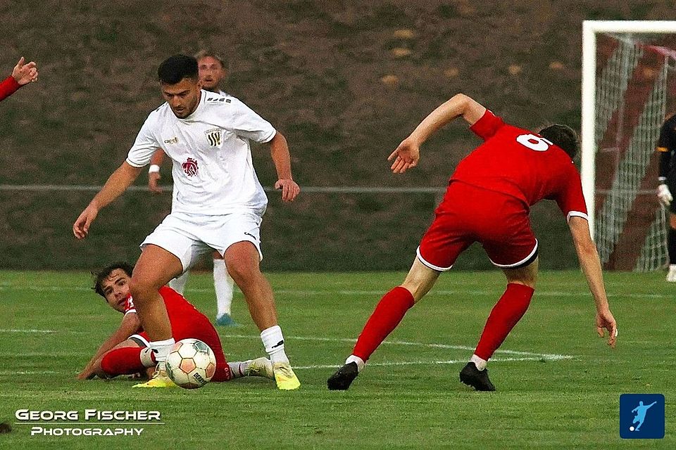 Algert Hoti (am Ball im weißen Trikot) markierte für seine SSV Dillingen in der 36. Spielminute zwar den 1:0-Führungstreffer, zu mehr sollte es für sein Team jedoch in einem tollen Kreisligamatch auf dem Wertinger Judenberg nicht reichen.