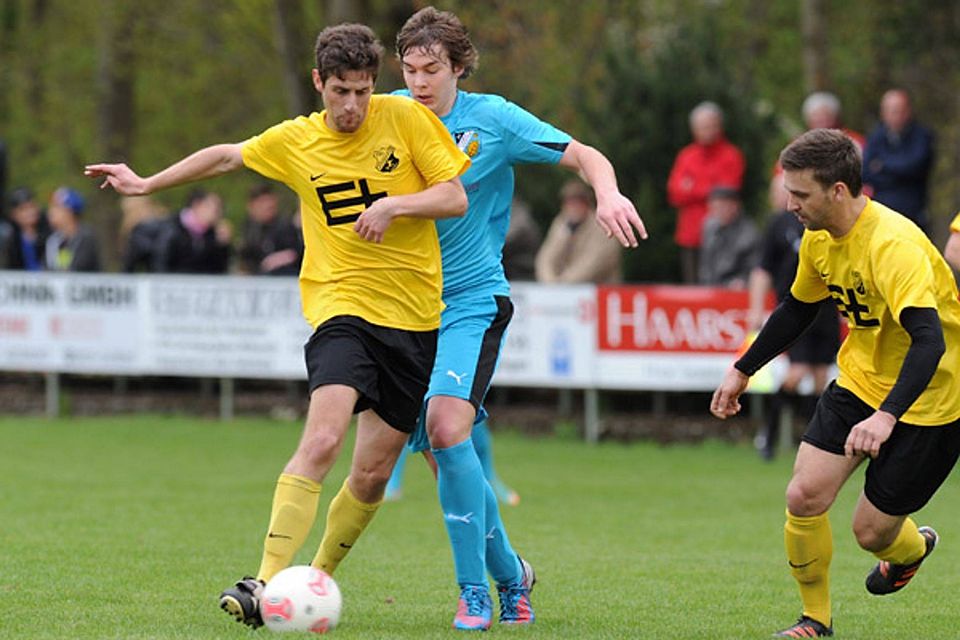 Zum »Finale furioso« stehen sich am Sonntag der TSV Leitershofen und der SV Cosmos Aystetten gegenüber. Das wird auch ein Duell der Torjäger Ralf Müller (links) und Maximilian Drechsler.  Foto: Marcus Merk