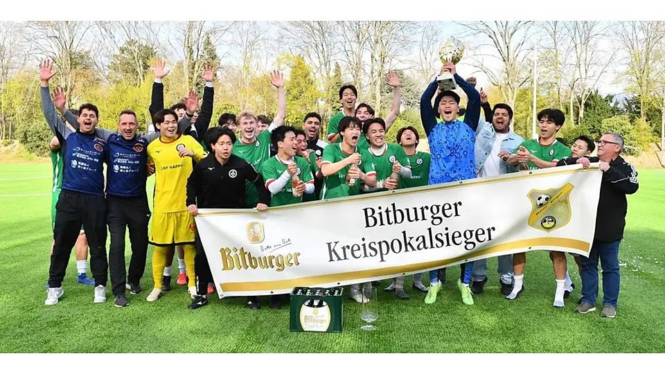 Die Mannschaft der SG Basara/Moguntia 1896 II feiert nach dem 4-2-Sieg gegen 1817 Mainz ihren Pokal-Erfolg.  Foto: Kristina Schäfer