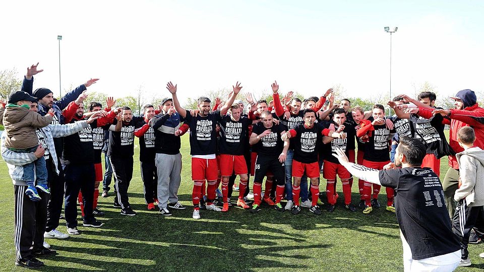 Es ist vollbracht: Die Fußballer von Türkgücü Mainz bejubeln in Wackernheim Meisterschaft und Aufstieg in die Bezirksliga.	Foto: hbz/Kristina Schäfer