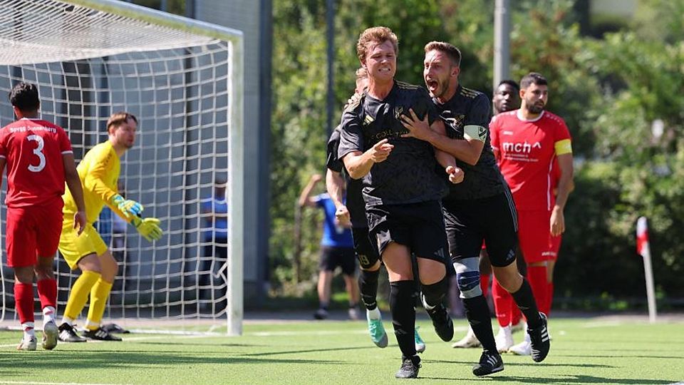 Naurods Moritz Liebschner trifft zum 1:0 und wird von Kapitän Marius Wanke beglückwünscht. Die Sonnenberger haben am Ende auf dem heimischen Spitzkippel gegen den FCN mit 1:4 das Nachsehen.	