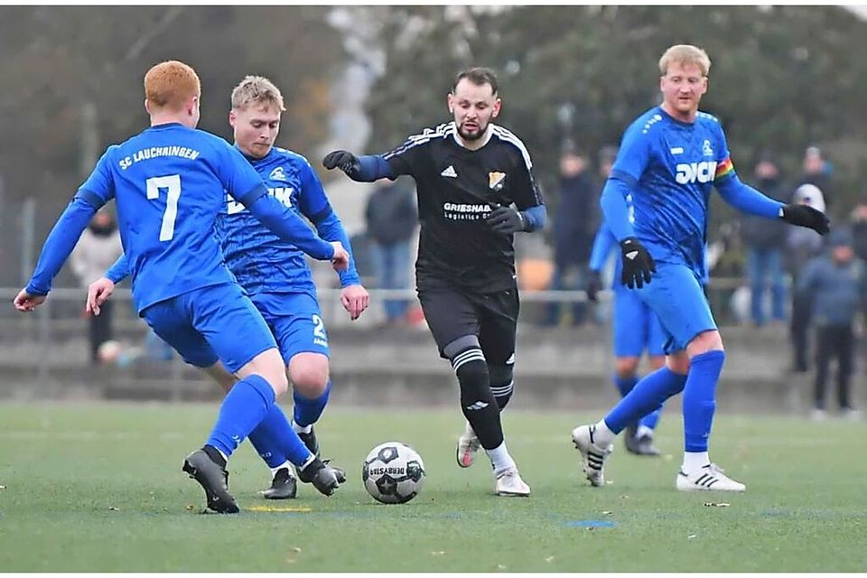 Antreiber: Ionatan-Rares Baldean (Mitte) gewann mit Laufenburg II 2:1 gegen Aufstiegskonkurrent Jestetten. Antreiber: Ionatan-Rares Baldean (Mitte) gewann mit Laufenburg II 2:1 gegen Aufstiegskonkurrent Jestetten.