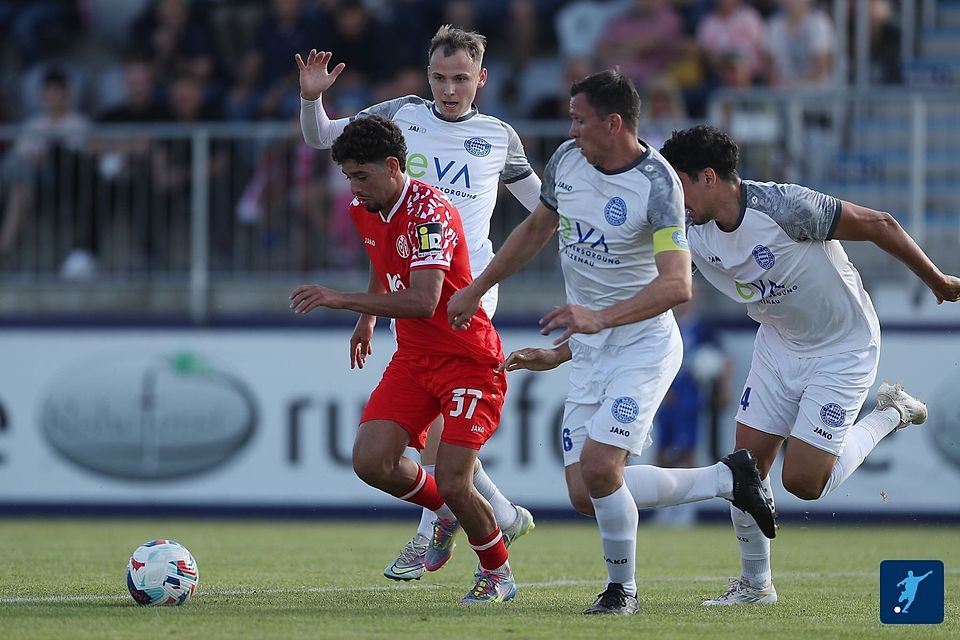 Die Gegner piesacken, wie hier im Test gegen Bundesligist Mainz 05, wollen die Alzenauer Kicker in der Regionalliga Südwest.