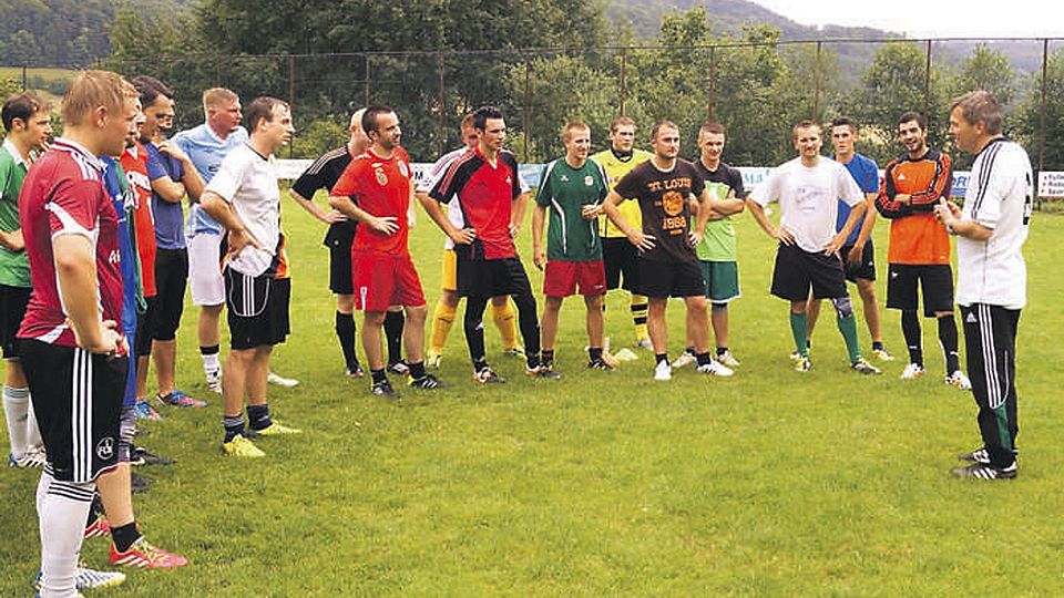 Beim Trainingsauftakt versammelte der neue Trainer des SV Achteltal, Ex-Profi Günter Drews (rechts), 22 Spieler um sich, die nach der Talfahrt der vergangenen beiden Jahre am Bühler Berg einen Neuanfang starten wollen. F: M. Keilholz