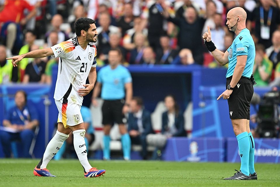 Bei der EM durfte nur DFB-Kapitän seinen Unmut beim Schiedsrichter kundtun, der Rest nicht. 