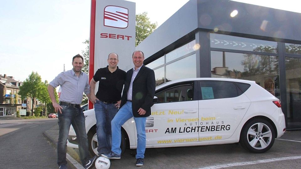 Michael Jasmund (Regionale Sporthelden), Christian Kurth (FuPa Niederrhein) und Stefan Hermanns (Geschäftsführer Autohaus Am Lichtenberg; v.l.) freuen sich auf die Premiere in Viersen. Foto: RSH