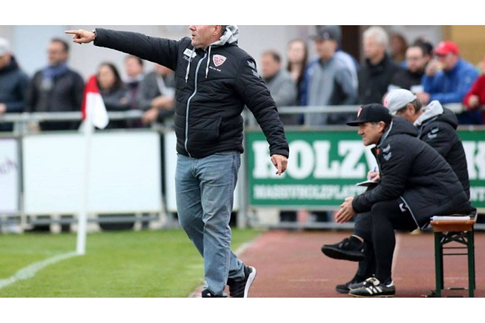 Anton Bobenstetter, Trainer des TSV Buchbach warnt seine Mannschaft vor dem kommenden Gegner. Foto: Buchholz