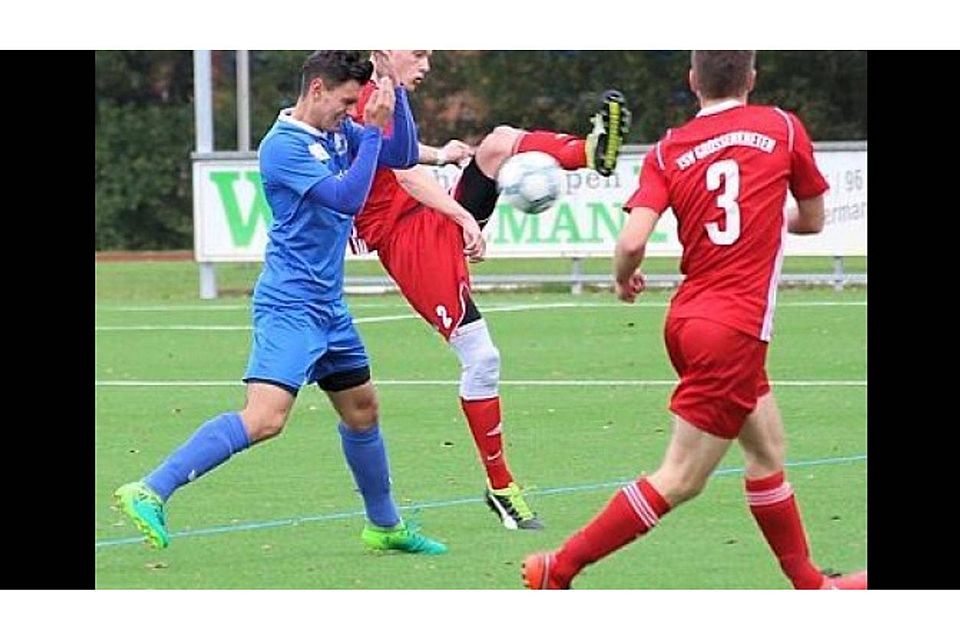 Durchgesetzt: Die Fußballer des TSV Großenkneten um  Mattis Asche (am Ball) erkämpften sich  gegen Dötlingen (in blau: Shqipron Stublla) einen 2:0-Erfolg. Michael Hiller