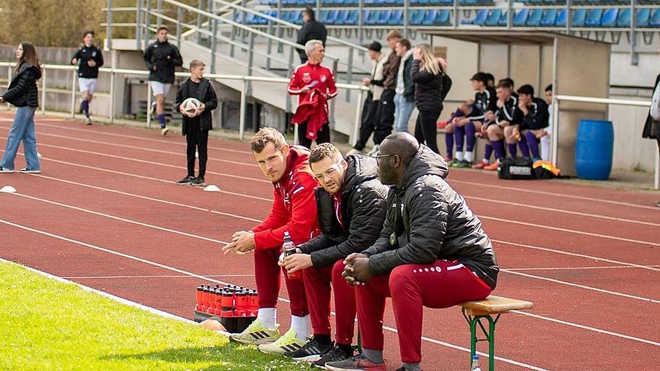 Die Anspannung vor und während der Partie beim TSV Schwaben Augsburg löste sich nach Abpfiff beim Trainer-Trio um Florian Brachtel (m.) schnell auf. Dieser wurde nun für seine Jugendarbeit geehrt.