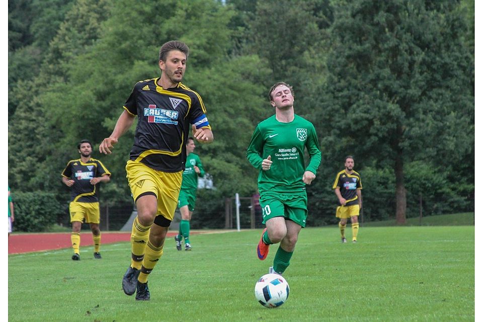 Lukas Haselmaier (links) erziehlt in der 96. Minute den Siegtreffer für den TV Echterdingen gegen den TSV Köngen.Foto: Frey
