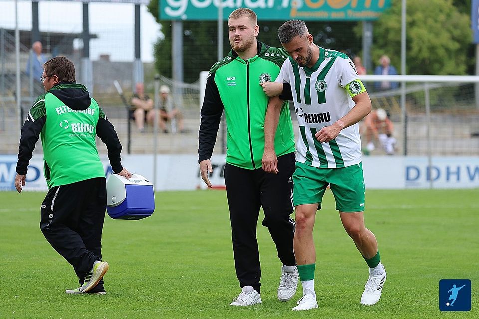 Da war`s passiert: Maxi Göbhardt (re.) verletzte sich gleich am 1. Spieltag in Hof am Knie. In den anschließenden Partien versuchte er es nochmal, musste aber dann doch mehrere Monate pausieren.