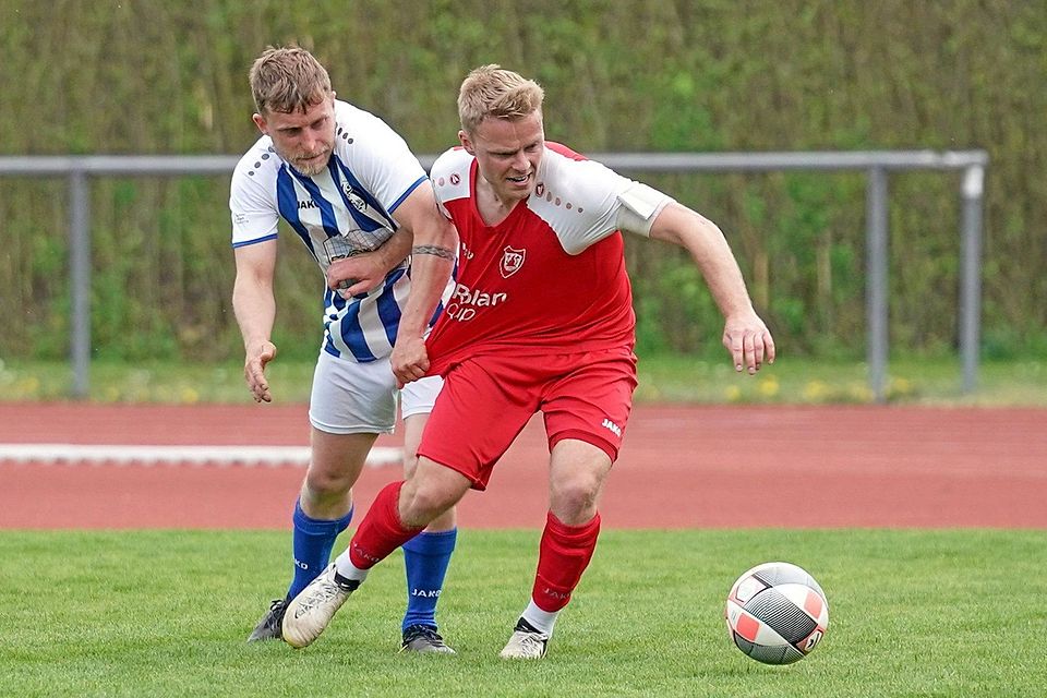 Christoph Sturm hatte mit dem SC Griesbeckerzell das Nachsehen, Maximilian Bschor (rechts) kam mit dem SV Wörnitzstein zu einem ungefährdeten 2:0-Erfolg.