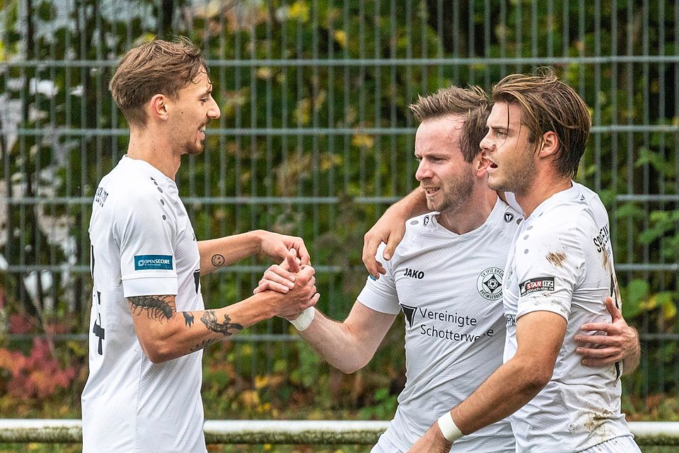Tobias Standop (Mitte) bejubelt seinen Treffer zum 1:0. ⇥Foto: Dagmar Meyer-Roeger