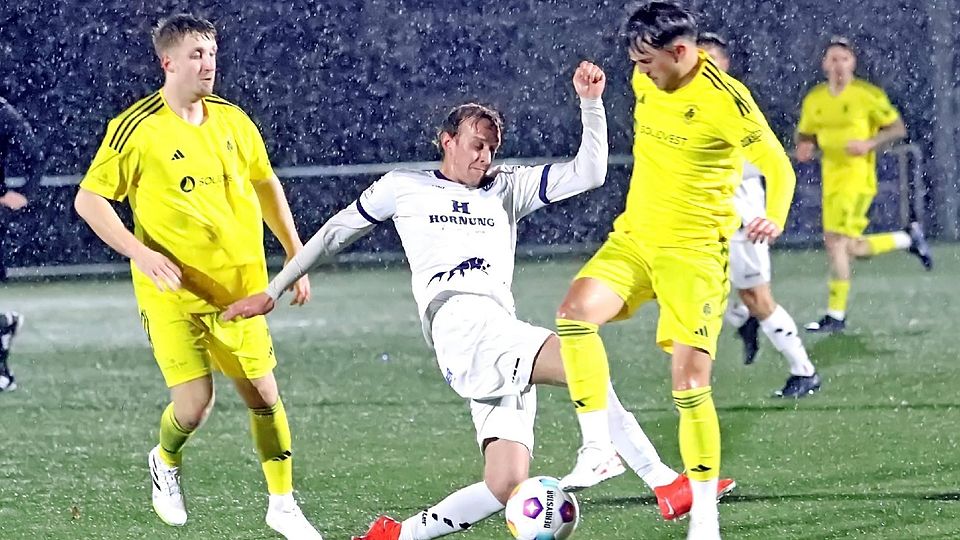 Turbulentes Spiel: Der 1. FC mit Jonas Poniewaz ließ sich davon nicht aus der Ruhe bringen und sorgte mit dem zweiten Erfolg binnen einer Woche für einen Befreiungsschlag.