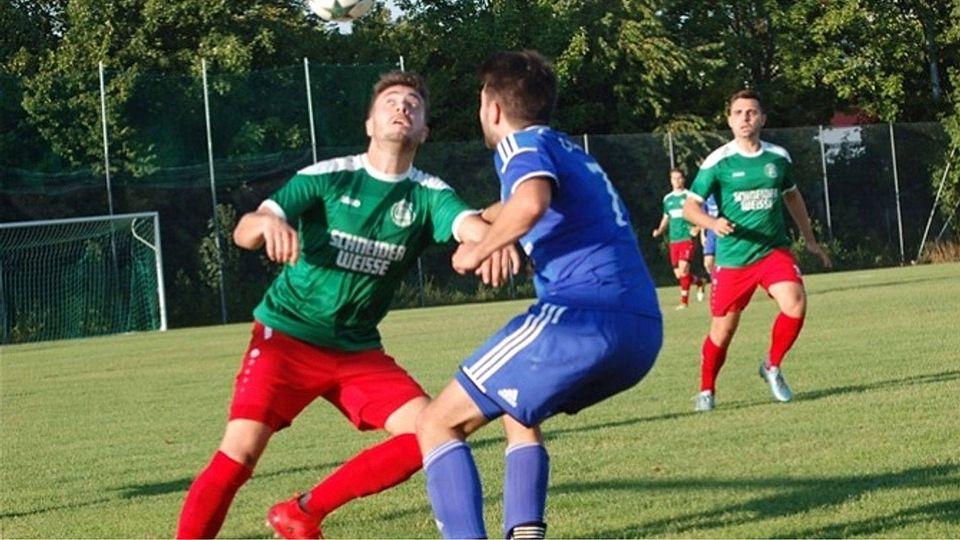 Der ATSV (grün-rot) siegte, der TSV Langquaid (blau) musste einen Schock verdauen. Archivfoto: mar