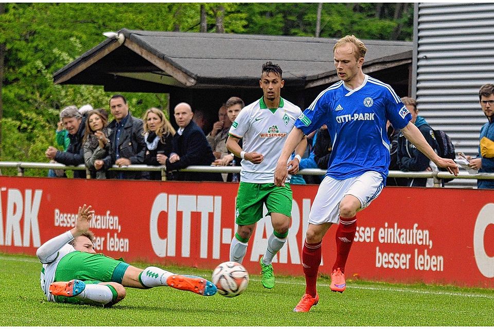 Gekonntes Tackling: Werders Timo Dressler (li.) trennt Holsteins Max Stolzenburg vom Ball. Foto: Stieh
