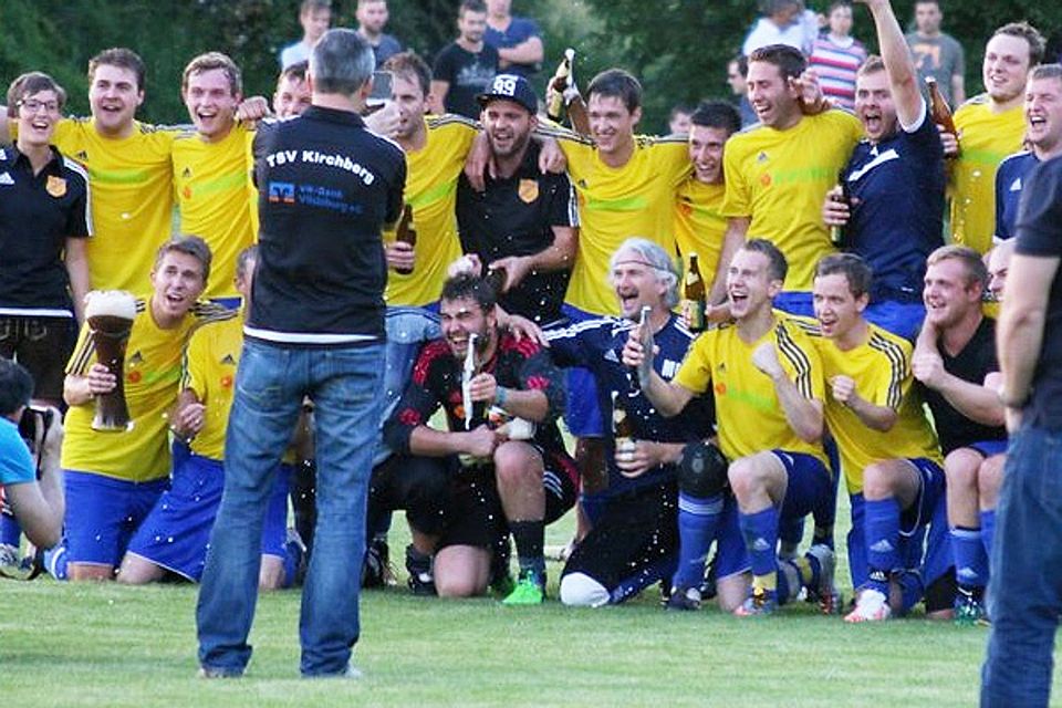 Der TSV Kirchberg feiert den Aufstieg in die Kreisliga Landshut. F: Zettl