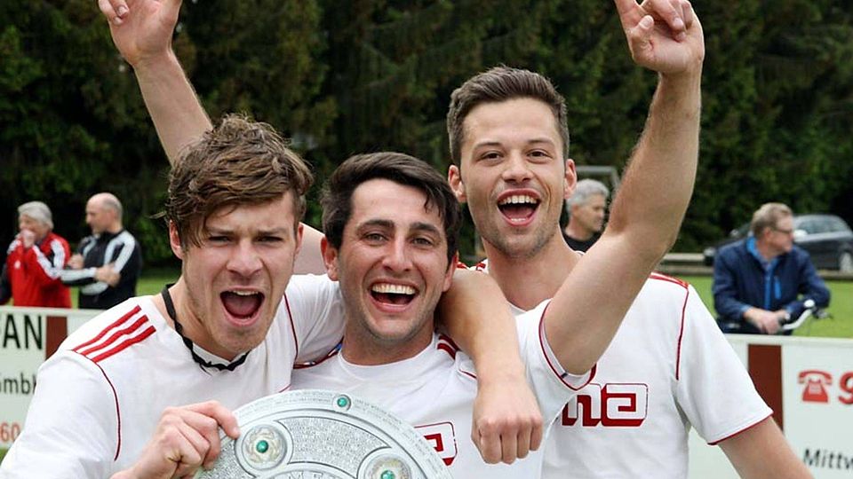 Ihre Tore gegen Genderkingen machten den Meistertitel für den TSV Unterthürheim perfekt. Von links: Kevin Wipfler, Stefan Lerch und Mathias Moser.     F.: Georg Fischer