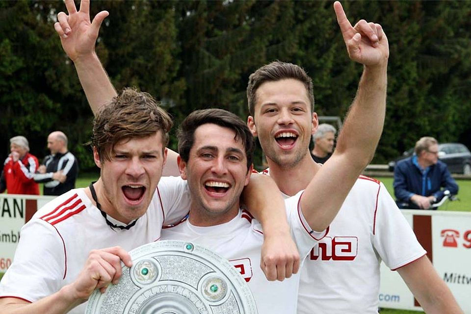 Ihre Tore gegen Genderkingen machten den Meistertitel für den TSV Unterthürheim perfekt. Von links: Kevin Wipfler, Stefan Lerch und Mathias Moser.     F.: Georg Fischer