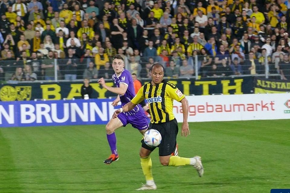 Über 3.000 Fans waren zuletzt im April dabei, als die SpVgg Bayreuth um Jann George (vorne) den FC Eintracht Bamberg empfing. 