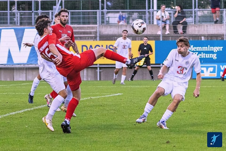 Michael Bergmann (links) war den Tick früher am Ball und setzte sich mit dem FC Memmingen gegen den TSV Landsberg durch.