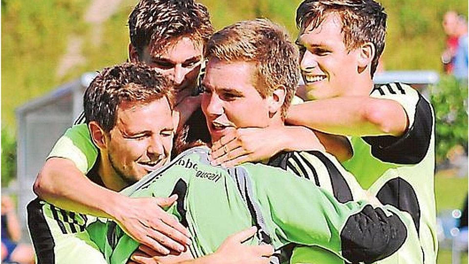 Riesenjubel über einen optimalen Saisonstart: die Fußballer des TSV Abbehausen nach dem Schlusspfiff.  Bild: Henning Busch