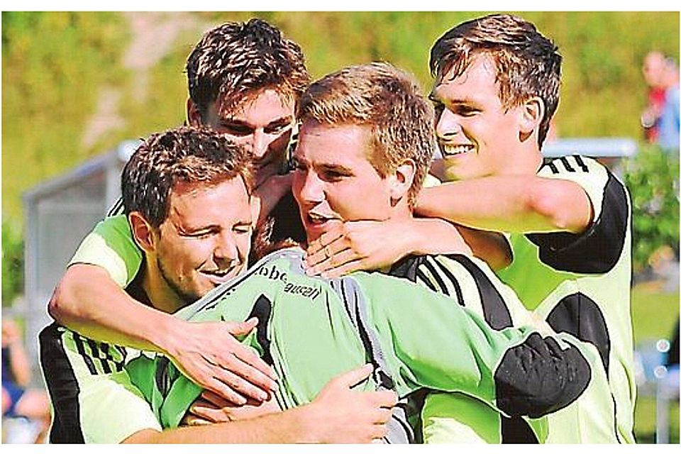 Riesenjubel über einen optimalen Saisonstart: die Fußballer des TSV Abbehausen nach dem Schlusspfiff.  Bild: Henning Busch